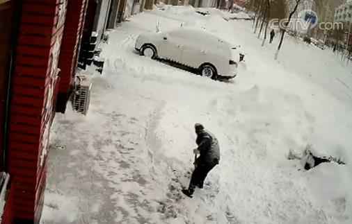 暴雪过后 拾荒老人主动为餐馆清雪 背后原因让人感动