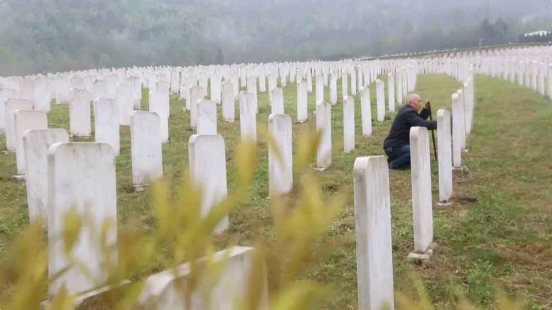 86年,无名墓碑,无私守护……