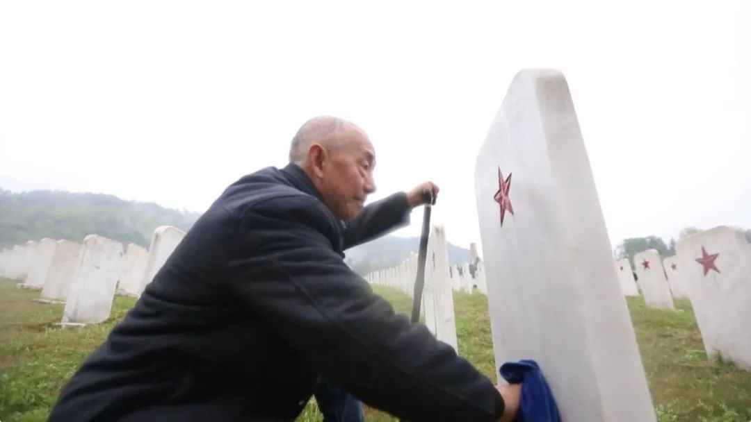 86年,无名墓碑,无私守护……