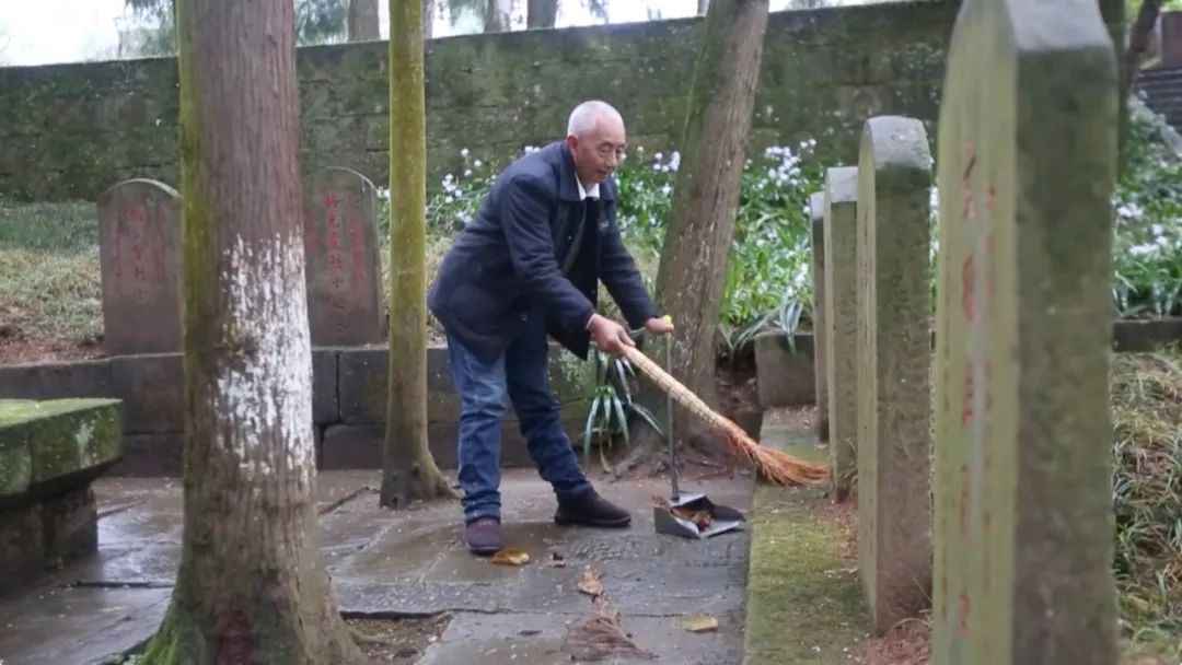 86年,无名墓碑,无私守护……