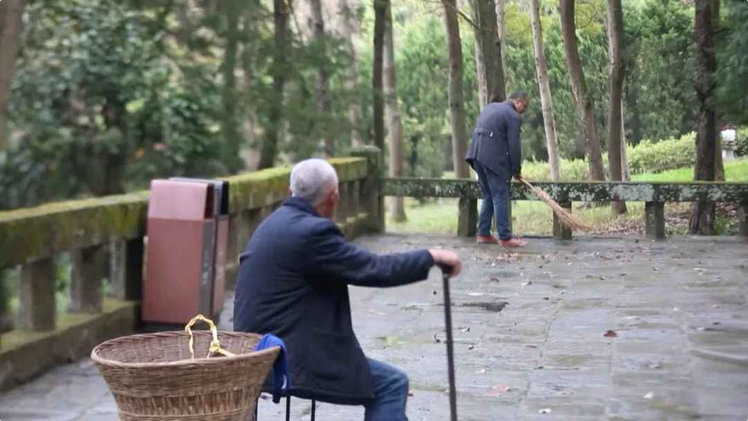 86年,无名墓碑,无私守护……