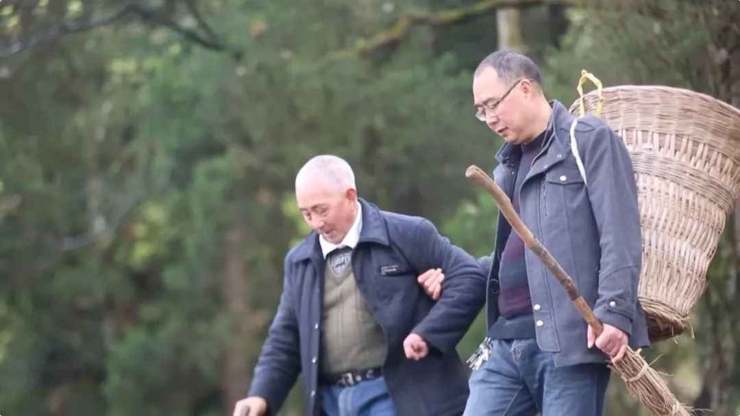 86年,无名墓碑,无私守护……